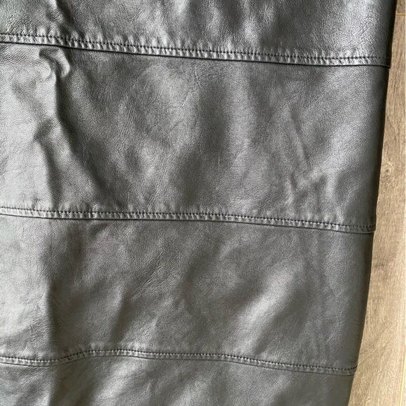 Black faux leather pencil skirt, zipper and clasp, slit in back size 11 - Picture 2 of 10